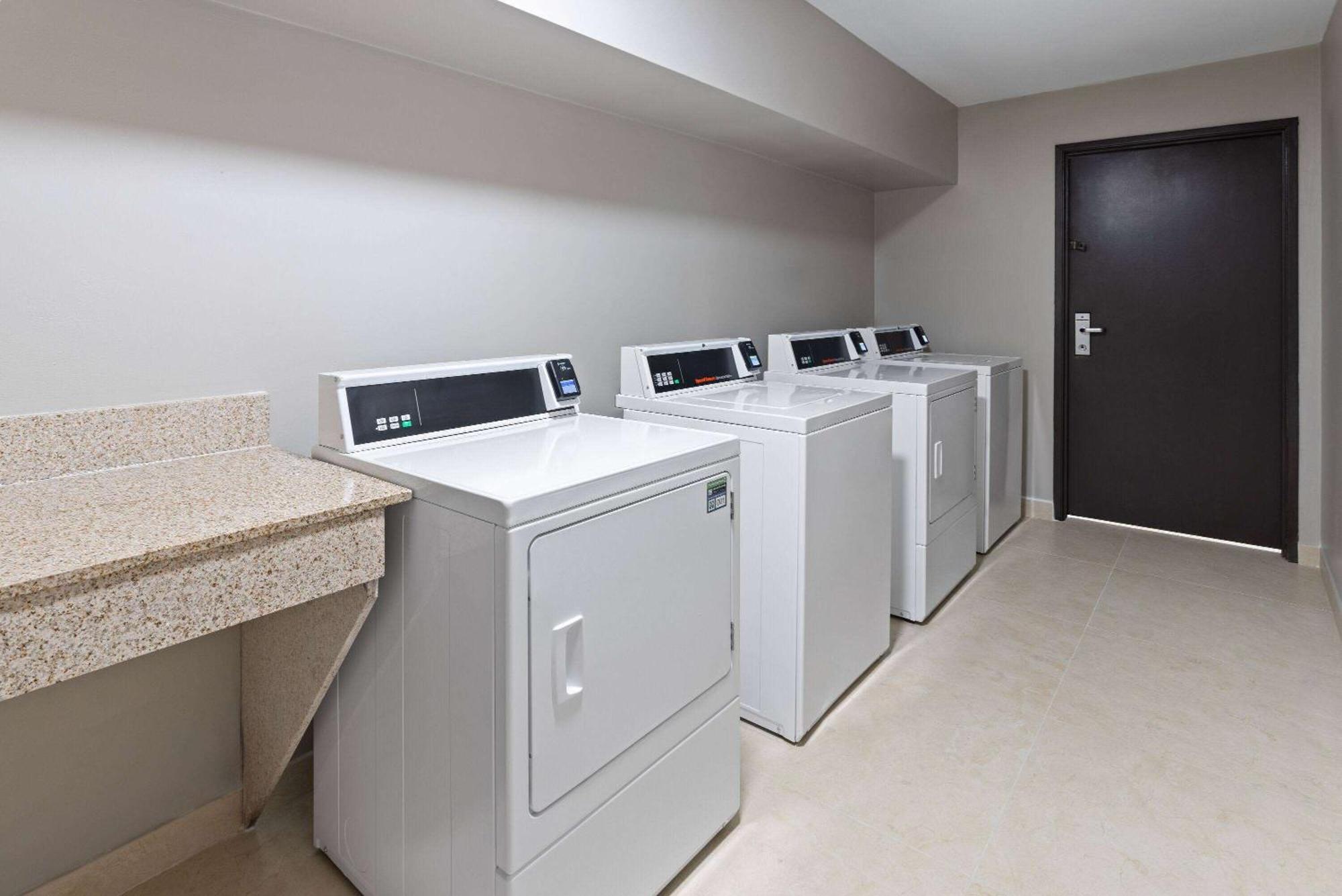 La Quinta Inn & Suites By Wyndham Memphis I-240 Ngoại thất bức ảnh